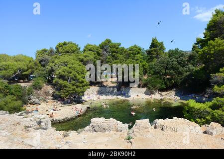 La pittoresca piscina del 'Mar dei Dead' sull'isola di Lokrum vicino a Dubrovnik, Croazia. Foto Stock