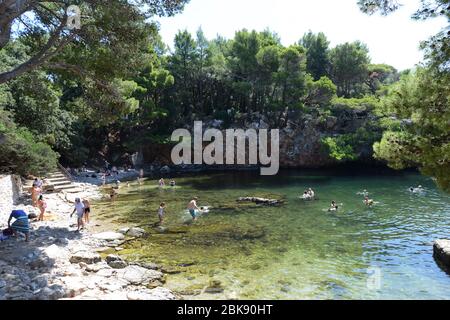 La pittoresca piscina del 'Mar dei Dead' sull'isola di Lokrum vicino a Dubrovnik, Croazia. Foto Stock