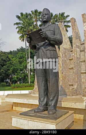 giacarta, indonesia - 2009.04.20: monumento della dichiarazione di indipendenza di sukarno e mohammad hatta il 17 agosto 1945 a menteng, statua di su Foto Stock