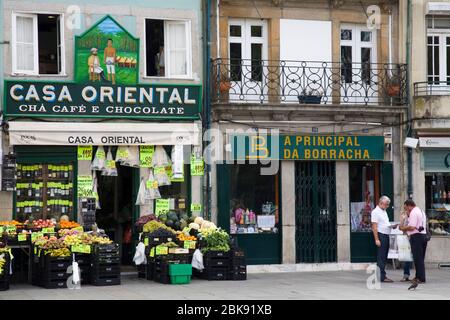 Casa Oriental negozio di verdure in via Assuncao, Porto, Portogallo, Europa Foto Stock