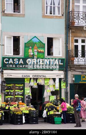 Casa Oriental negozio di verdure in via Assuncao, Porto, Portogallo, Europa Foto Stock