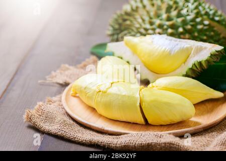 Durian fresco (monthong) su sacco e vecchio legno sfondo, re di frutta dalla Thailandia nella stagione estiva Foto Stock