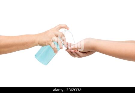 Bottiglietta madre e bottiglia di sanitizzazione a base di alcol per il versamento sul bambino. Sapone liquido con pompaggio dal flacone. Applicare una sanitizzazione idratante. Foto Stock