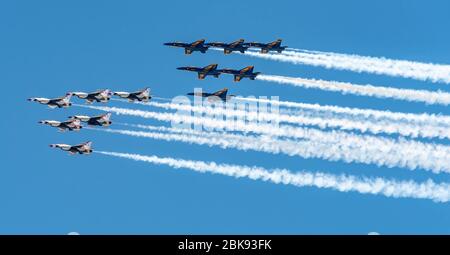 Atlanta, Stati Uniti. 2 maggio 2020. Gli Angeli Blu e i Thunderbirds in formazione precicion ad alta velocità si esibiscono in un flyover per salutare i soccorritori COVID-19 di prima linea ad Atlanta, Georgia. Credit: Steve Allen/Allen Creative/Alamy Live News. Foto Stock