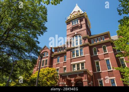 L'iconico Georgia Tech College di scienze e ingegneria edificio immerso in fioritura Sanguinello in Atlanta, Georgia, Stati Uniti d'America. Foto Stock