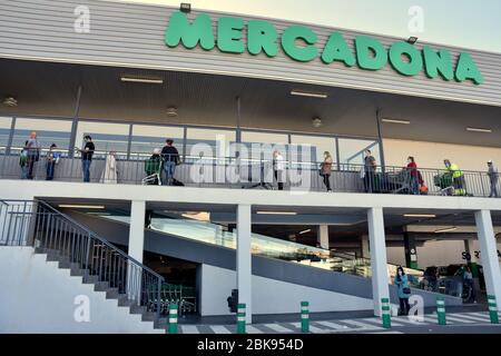 Vendrell, Spagna. 02 maggio 2020. Un gruppo di persone che indossano maschere facciali e carrelli per lo shopping aspettano in coda all'ingresso del supermercato Mercadona.Supermercati sono essenziali durante questa crisi sanitaria e devono rispettare il protocollo di sicurezza 19-22, come la riduzione della capacità all'interno, il mantenimento di una distanza di sicurezza e il rispetto dell'ordine, un cliente se ne va, un altro entra per evitare possibili contatti tra la pandemia di coronavirus. Credit: SOPA Images Limited/Alamy Live News Foto Stock