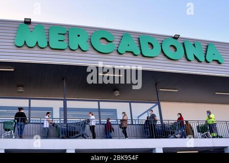 Vendrell, Spagna. 02 maggio 2020. Un gruppo di persone che indossano maschere facciali e carrelli per lo shopping aspettano in coda all'ingresso del supermercato Mercadona.Supermercati sono essenziali durante questa crisi sanitaria e devono rispettare il protocollo di sicurezza 19-22, come la riduzione della capacità all'interno, il mantenimento di una distanza di sicurezza e il rispetto dell'ordine, un cliente se ne va, un altro entra per evitare possibili contatti tra la pandemia di coronavirus. Credit: SOPA Images Limited/Alamy Live News Foto Stock