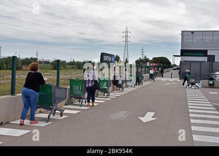 Vendrell, Spagna. 02 maggio 2020. Un gruppo di persone che indossano maschere facciali e carrelli per lo shopping aspettano in coda all'ingresso del supermercato Mercadona.Supermercati sono essenziali durante questa crisi sanitaria e devono rispettare il protocollo di sicurezza 19-22, come la riduzione della capacità all'interno, il mantenimento di una distanza di sicurezza e il rispetto dell'ordine, un cliente se ne va, un altro entra per evitare possibili contatti tra la pandemia di coronavirus. Credit: SOPA Images Limited/Alamy Live News Foto Stock