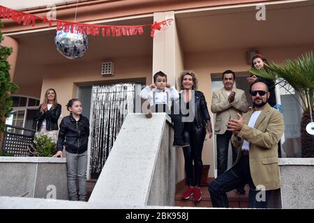 Vendrell, Spagna. 02 maggio 2020. Due famiglie sulla terrazza della loro casa applaudono durante gli anni '80 spettacolo musicale per incoraggiare i loro vicini durante il confinement.Residents del quartiere Mas d'en Gual eseguire e applausi alle 8 pm per allietare i loro vicini durante il confinamento in mezzo alla crisi coronavirus. Questa volta hanno scelto il tema della Musica degli anni '80, un'intera mostra dove hanno potuto vedere le ragazze artisti vestiti come ABBA e un po 'di Freddy Mercury. Credit: SOPA Images Limited/Alamy Live News Foto Stock