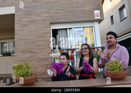 Vendrell, Spagna. 02 maggio 2020. Una famiglia applaudì durante gli anni '80 Musica per incoraggiare i loro vicini durante il confinement.Residents del quartiere Mas d'en Gual eseguire e applausi alle 8 per allietare i loro vicini durante il confinamento in mezzo alla crisi coronavirus. Questa volta hanno scelto il tema della Musica degli anni '80, un'intera mostra dove hanno potuto vedere le ragazze artisti vestiti come ABBA e un po 'di Freddy Mercury. Credit: SOPA Images Limited/Alamy Live News Foto Stock