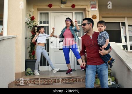 Vendrell, Spagna. 02 maggio 2020. Una famiglia visto ballare sulla terrazza della loro casa durante gli anni '80 Musica spettacolo per incoraggiare i loro vicini durante il confinement.Residents del quartiere Mas d'en Gual eseguire e applausi alle 8 pm per allietare i loro vicini durante il confinamento in mezzo alla crisi coronavirus. Questa volta hanno scelto il tema della Musica degli anni '80, un'intera mostra dove hanno potuto vedere le ragazze artisti vestiti come ABBA e un po 'di Freddy Mercury. Credit: SOPA Images Limited/Alamy Live News Foto Stock