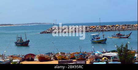 Barche da pesca all'ancora nel porto di Hambatota, nello Sri Lanka meridionale Foto Stock