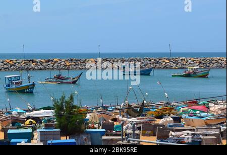 Barche da pesca all'ancora nel porto di Hambatota, nello Sri Lanka meridionale Foto Stock