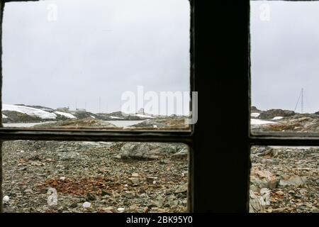 Vista della stazione Vernadsky dalla Wudie House, lo storico edificio britannico antartico per la stazione di Faraday sull'Isola d'Inverno, Antartide Foto Stock