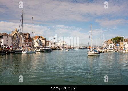 Barche a vela ormeggiate sul porto di Weymouth in una giornata estiva di sole a Dorset, Inghilterra Foto Stock