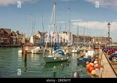Barche a vela ormeggiate sul porto di Weymouth in una giornata estiva di sole a Dorset, Inghilterra Foto Stock