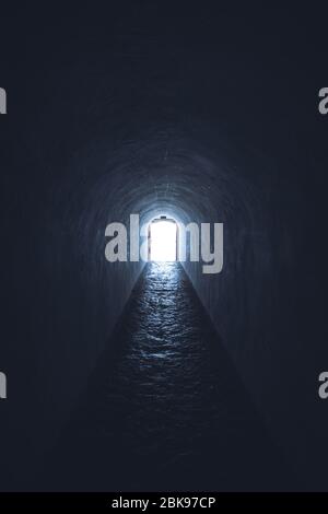 concetto di afterlife luce fine tunnel scuro Foto Stock
