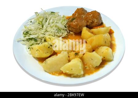 Polpette - maiale, manzo, patate e insalata sul piatto Foto Stock