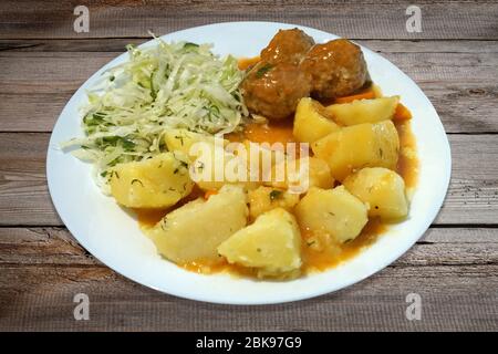 Polpette - maiale, manzo, patate e insalata sul piatto Foto Stock