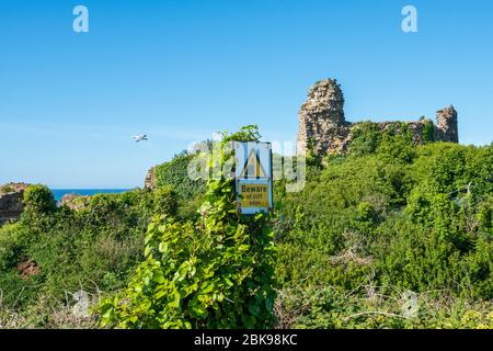 Attenzione al cartello Cliff Edge presso Hastings Castle, East Sussex, UK Foto Stock