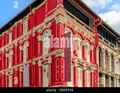 Facciata di famose case coloniali colorate in Singapore Chinatown Street Foto Stock