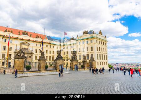 Praga, Repubblica Ceca, 13 maggio 2019: Porta Matthias del nuovo Palazzo reale Novy kralovsky palac con statue di giganti Wrestling nel Castello di Praga Hradcany, quartiere di Mala Strana, Boemia Foto Stock