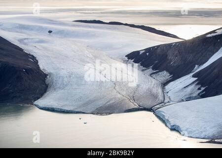 Ghiacciaio che raggiunge l'acqua, Ellesmere Island, Canada Foto Stock