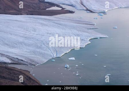 Ghiacciaio che raggiunge l'acqua, Ellesmere Island, Canada Foto Stock