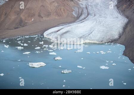 Ghiacciaio che raggiunge l'acqua, Ellesmere Island, Canada Foto Stock