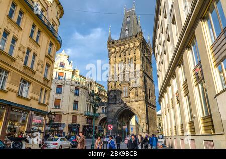 Praga, Repubblica Ceca, 13 maggio 2019: Torre delle polveri Prasna brana torre gotica delle porte della città vecchia nel centro storico di Praga stare Mesto centro storico, Boemia, Repubblica Ceca Foto Stock
