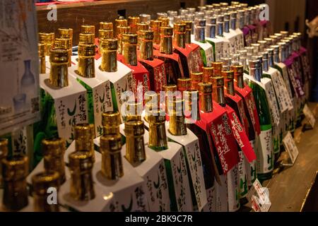 Bottiglie di sake in Shops, Takayama, Giappone Foto Stock