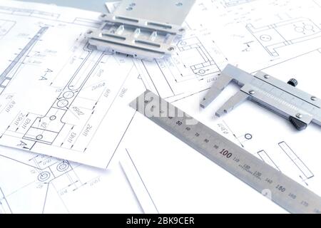 Vista dall'alto di uno strumento di misurazione calibro, righello e disegni di dettaglio.disegni tecnici, dettagli metallici. Foto Stock