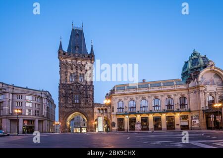 PRAGA, REPUBBLICA CECA, 2020 APRILE - la Torre delle polveri al mattino - porta medievale gotica della città a Praga, Repubblica Ceca Foto Stock