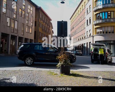 Cremona, Lombardia, Italia - 12 maggio 2020 - Nuova fase di sperimentazione del mercato alimentare all'aperto nel centro della città di Cremona, Lombardia ha interessato il covid re Foto Stock