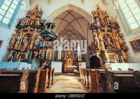 Vista interna della chiesa del XV secolo Mariä Heimsuchung, Zell am Pettenfirst, Austria, con l'altare maggiore scolpito del 1668 di Thomas Schwanthaler Foto Stock