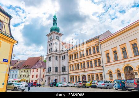 Loket, Repubblica Ceca, 12 maggio 2019: Il Municipio Mestska Radnice stile barocco e colorati edifici tipici tradizionali a piazza Marketplace, Karlovy Vary Regione, Boemia occidentale Foto Stock