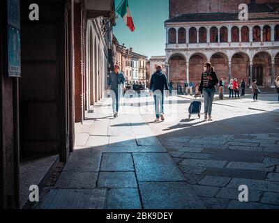 Cremona, Lombardia, Italia - 12 maggio 2020 - Nuova fase di sperimentazione del mercato alimentare all'aperto nel centro della città di Cremona, Lombardia ha interessato il covid re Foto Stock