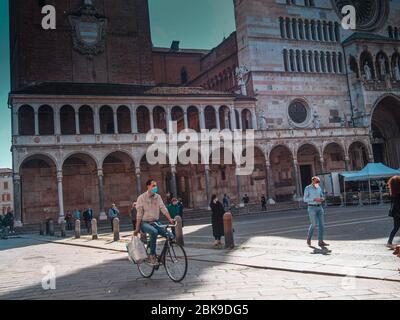 Cremona, Lombardia, Italia - 12 maggio 2020 - Nuova fase di sperimentazione del mercato alimentare all'aperto nel centro della città di Cremona, Lombardia ha interessato il covid re Foto Stock