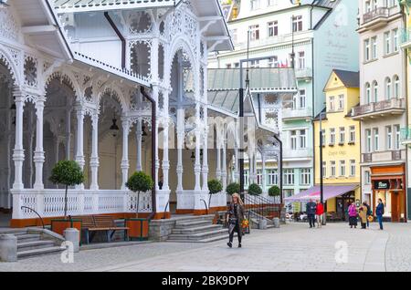 Karlovy Vary, Repubblica Ceca, 10 maggio 2019: Il mercato Colonnato Trzni kolonada colonnato in legno con sorgenti termali e la gente sono a piedi nella città Carlsbad centro storico della città, Boemia occidentale Foto Stock