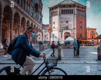 Cremona, Lombardia, Italia - 12 maggio 2020 - Nuova fase di sperimentazione del mercato alimentare all'aperto nel centro della città di Cremona, Lombardia ha interessato il covid re Foto Stock