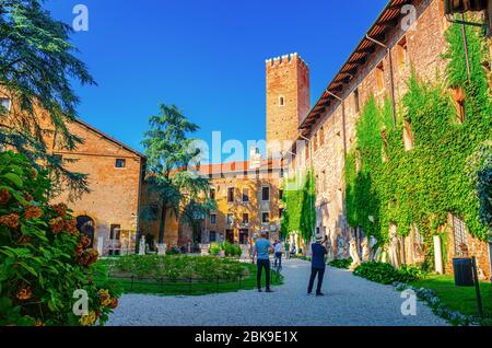 Vicenza, Italia, 12 settembre 2019: Teatro Olimpico, cortile del Teatro Olimpico, muretti in mattoni con piante verdi e Torre dell'Accademia Olimpica nel centro storico della città, regione Veneto Foto Stock