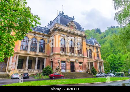 Karlovy Vary, Repubblica Ceca, 11 maggio 2019: Kaiserbad Spa Imperial Bath o Lazne i edificio nel centro storico di Carlsbad Foto Stock