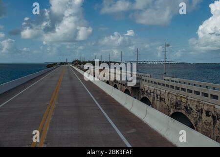 Florida Keys Overseas Highway-7 novembre 2019: L'Overseas Highway che collega le Keys (piccole isole) fino al punto più meridionale del Foto Stock