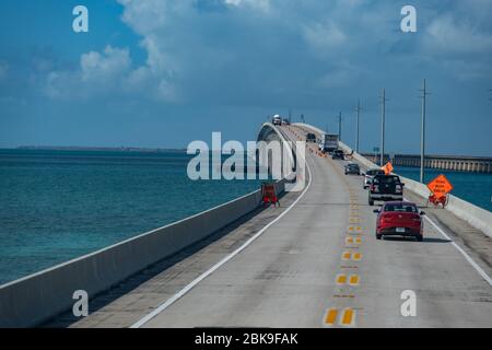 Long Key, Florida, USA-7 novembre 2019: L'autostrada d'oltremare che collega le chiavi (isole piccole) fino al punto più meridionale degli Stati Uniti a K Foto Stock