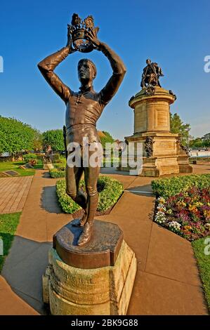 Stratford upon Avon e la statua del Gower Memorial di William Shakepeare, e personaggi dei suoi spettacoli teatrali, nei Bancroft Gardens. Foto Stock