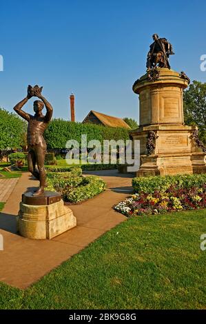 Stratford upon Avon e la statua del Gower Memorial di William Shakepeare, e personaggi dei suoi spettacoli teatrali, nei Bancroft Gardens. Foto Stock