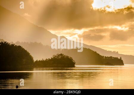 Tramonto sulle colline di Elaine Bay, French Pass, Marlborough, South Island Nuova Zelanda Foto Stock