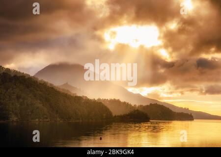 Tramonto sulle colline di Elaine Bay, French Pass, Marlborough, South Island Nuova Zelanda Foto Stock