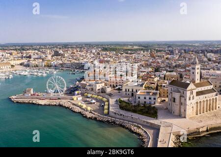 Veduta aerea, Cattedrale di San Nicola Pellegrino, Cattedrale del Mare di Trani, Puglia, Italia Meridionale Foto Stock