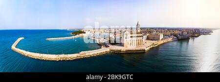 Veduta aerea, Cattedrale di San Nicola Pellegrino, Cattedrale del Mare di Trani, Puglia, Italia Meridionale Foto Stock